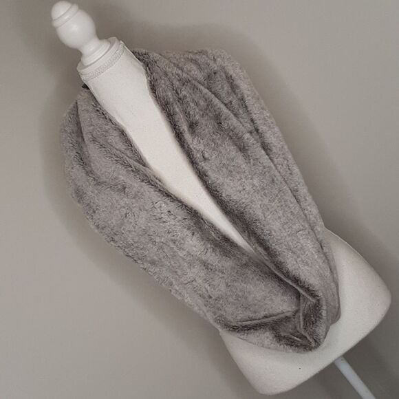 West Loop NWT Womens Faux Fur Gray Scarf - Picture 1 of 6